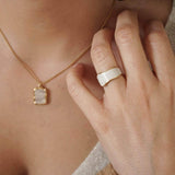 Χρυσό και Λευκό Δαχτυλίδι με Κοχύλι