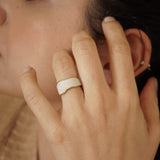 Χρυσό και Λευκό Δαχτυλίδι με Κοχύλι