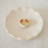 Χρυσό και Λευκό Δαχτυλίδι με Κοχύλι