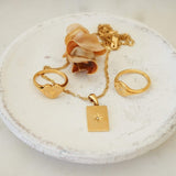 Χρυσό ορθογώνιο κολιέ με μενταγιόν ήλιου