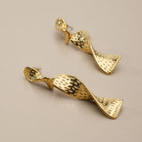 Κρεμαστά Σκουλαρίκια με Στριφτό Ορθογώνιο Σχέδιο