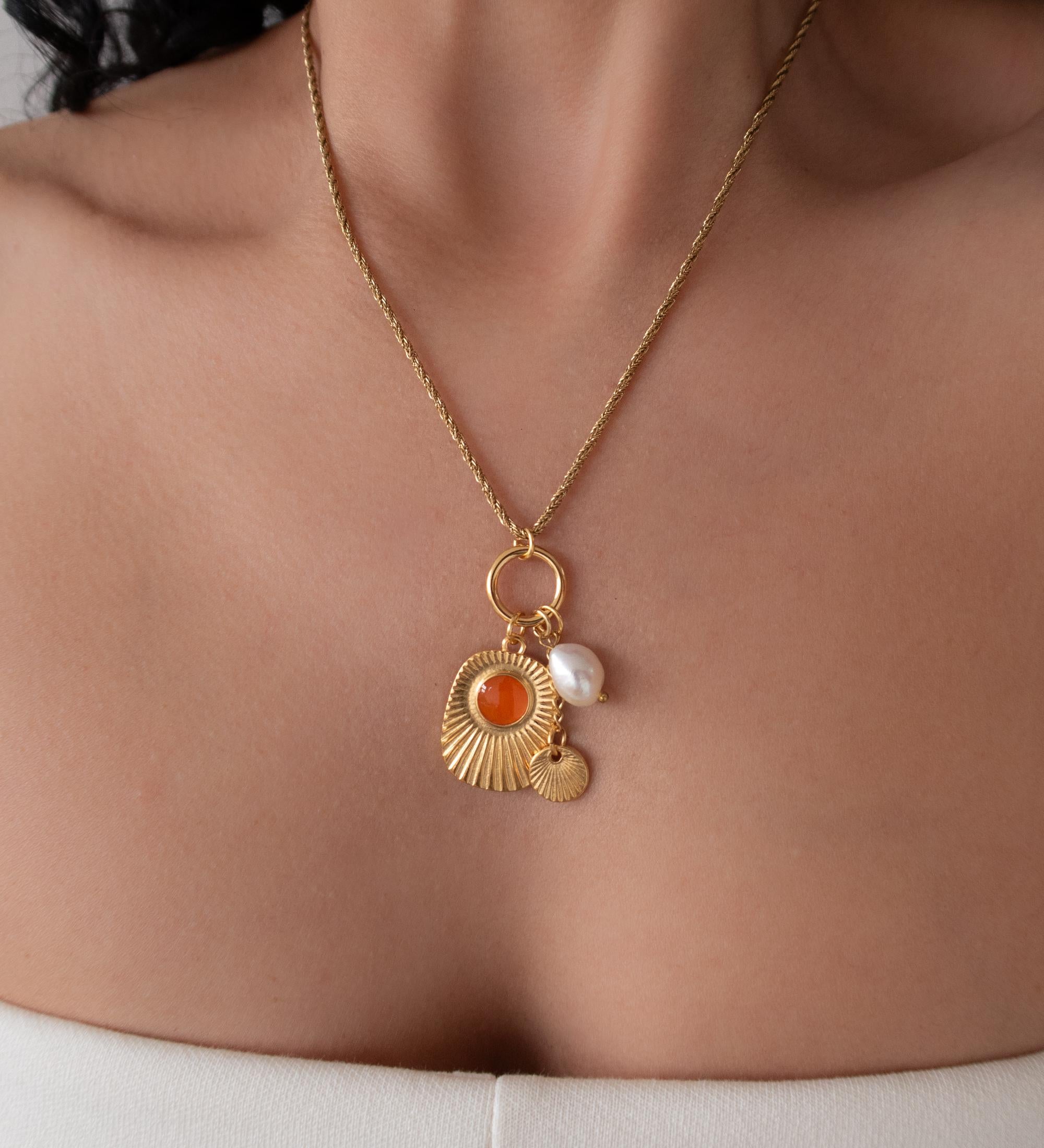 Χρυσό Κολιέ με Ακτινωτά Στοιχεία, Σμάλτο και Πέρλα