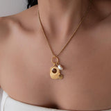 Χρυσό Κολιέ με Ακτινωτά Στοιχεία, Σμάλτο και Πέρλα