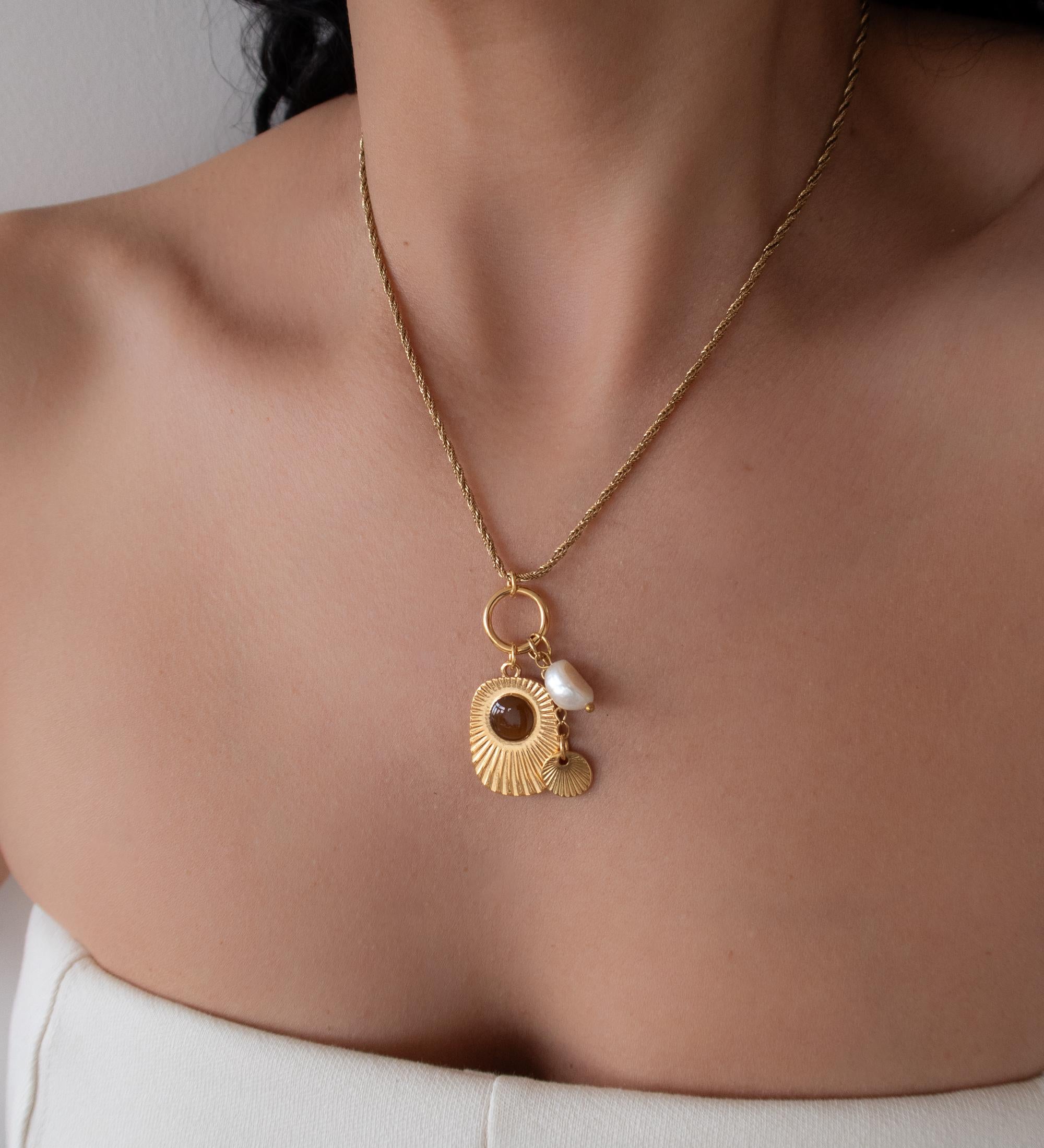 Χρυσό Κολιέ με Ακτινωτά Στοιχεία, Σμάλτο και Πέρλα