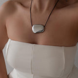 Ασημί Κολιέ Με Ακανόνιστο Γεωμετρικό Στοιχείο