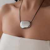 Ασημί Κολιέ Με Ακανόνιστο Γεωμετρικό Στοιχείο